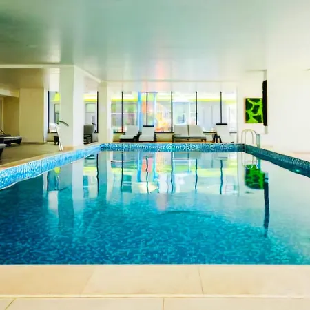 Azizi Grand Luxe - Pools & شقة